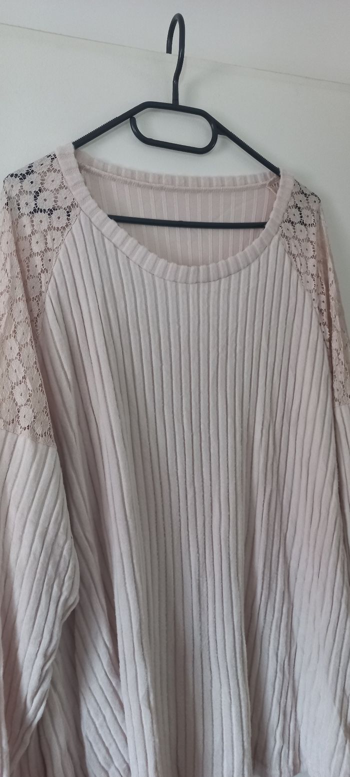 Pull beige épaules dentelle - photo numéro 2