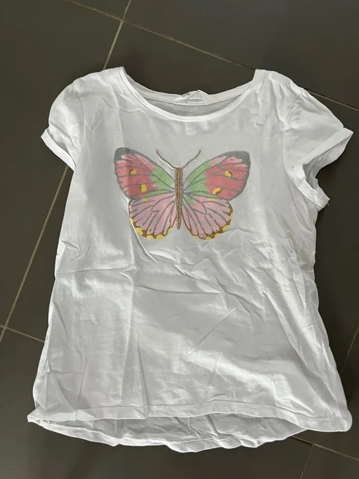 T shirt papillon 8-10 ans h&m en très bon état
