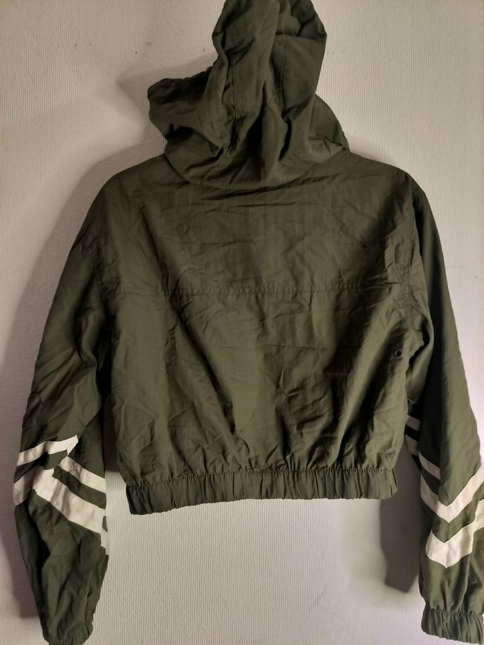 Petit gilet Bershka de sport kaki crop top - photo numéro 10