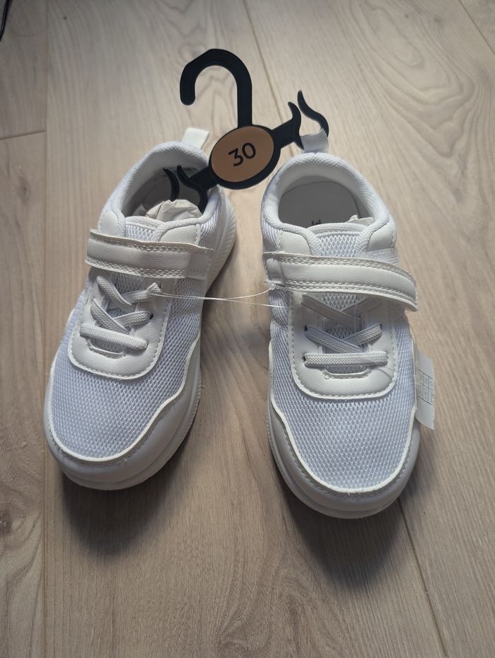 Baskets blanches pointure 30 Neuves étiquette