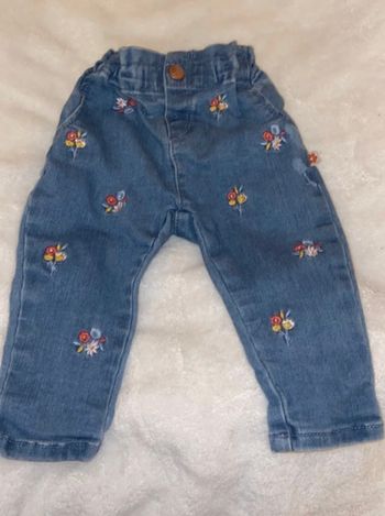 Jeans bébé fille avec des fleurs