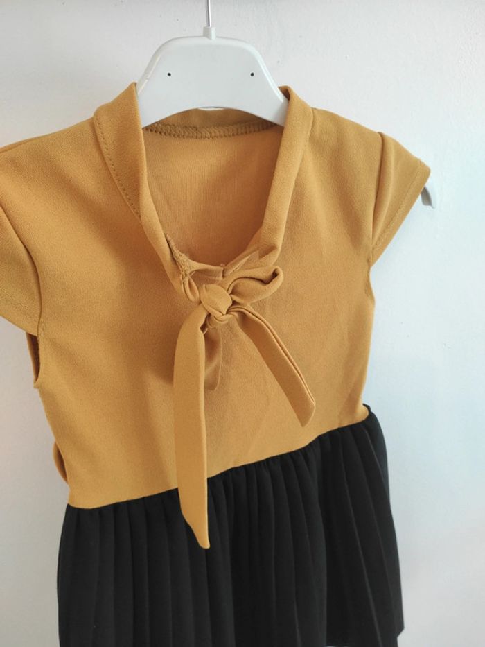 Robe jaune moutarde et noire. 4ans - photo numéro 2