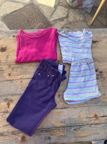 Lot de quatre vêtements fille, huit ans