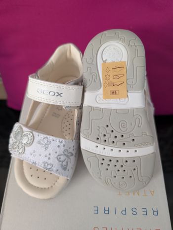 Sandales d'été fille. Doublure en cuir tout doux et souple. Taille 22. Neuf. Geox 