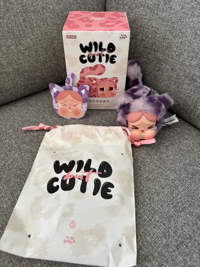 Popmart Cry Baby ( Néon Cutie ) - photo numéro 2