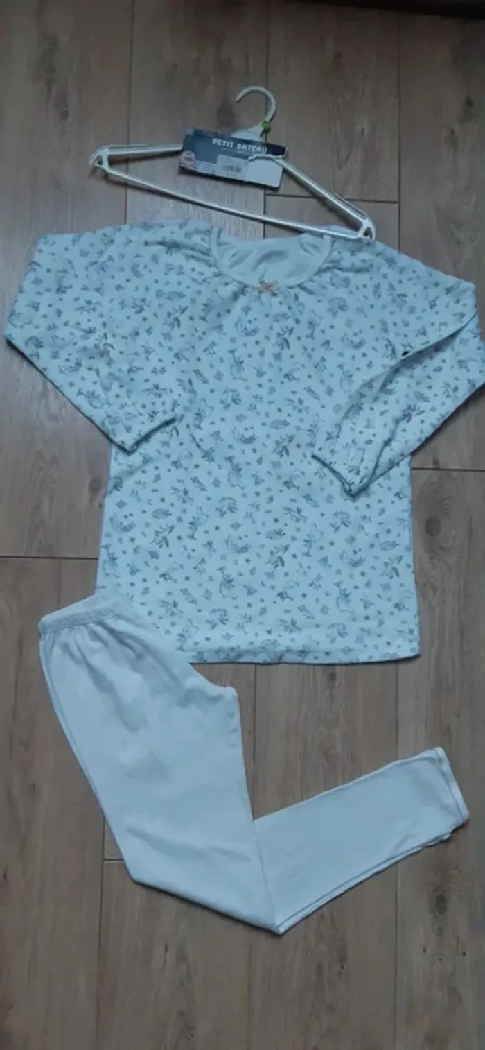 Pyjama long "petit bateau" blanc/doré motif licorne 10 ans en très bon état