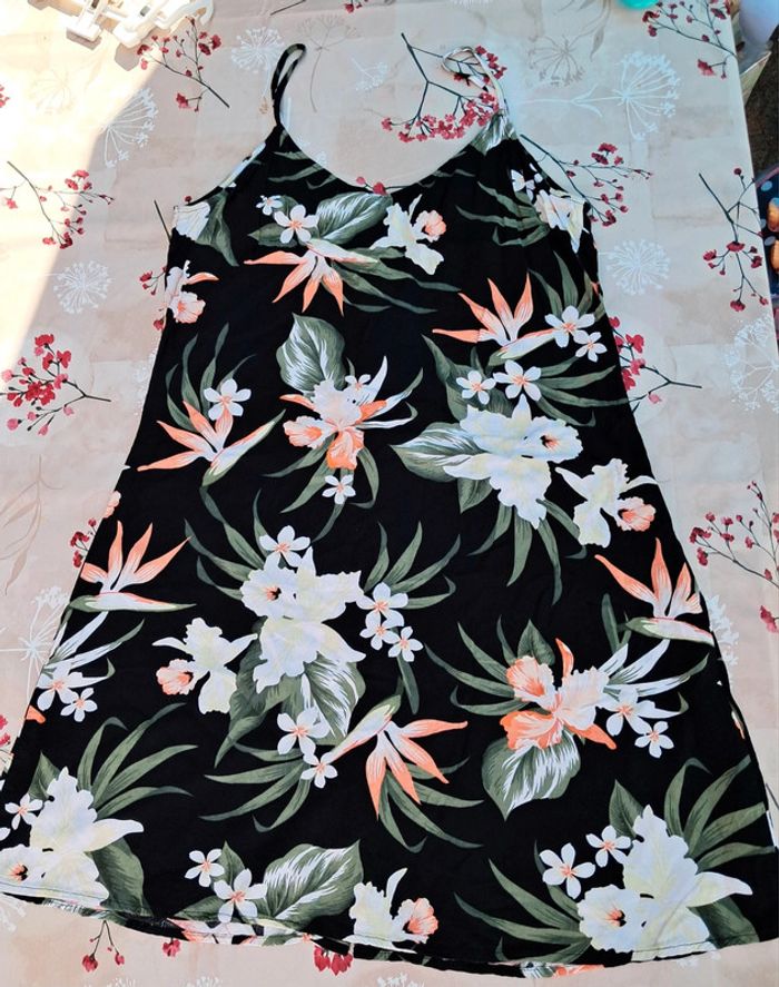 Belle robe 👗 courte boutonnée, noire à motifs floraux - T38 - Divided par H&M - photo numéro 3