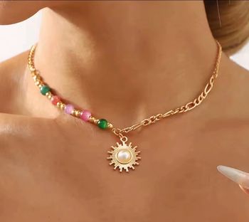 Collier doré asymétrique – perles colorées & pendentif soleil nacré