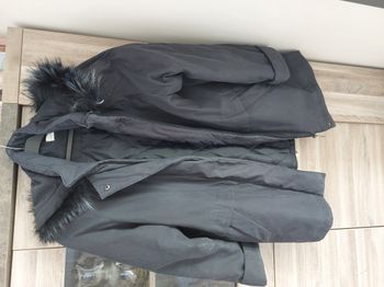 Veste noire avec capuche amovible