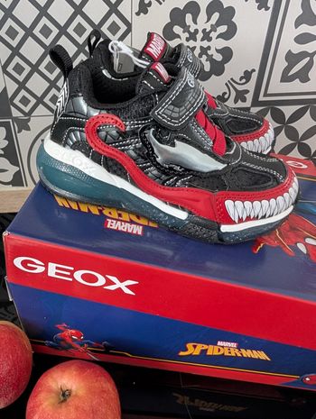Baskets clignotants garçon. Taille 24. Neuf. Geox