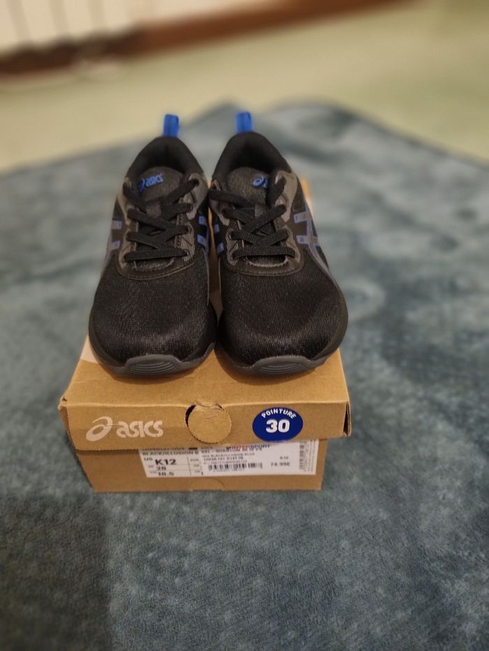 Baskets neuves Asics taille 30