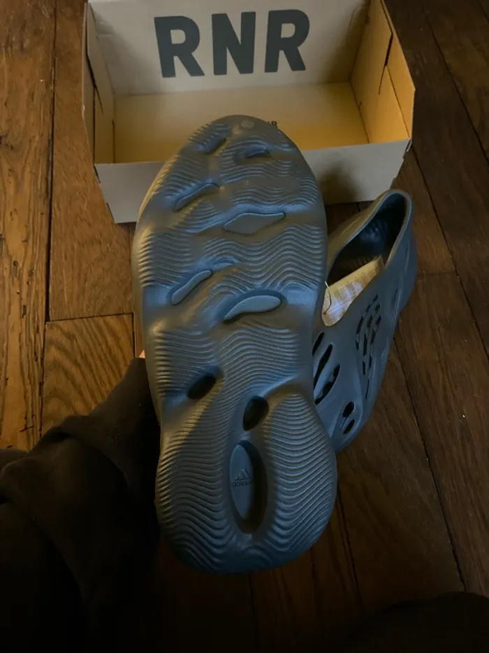 Yeezy Foam Carbon - photo numéro 3