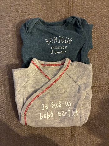 Lot bodies bébé 1 mois – Messages trop craquants – bon état 