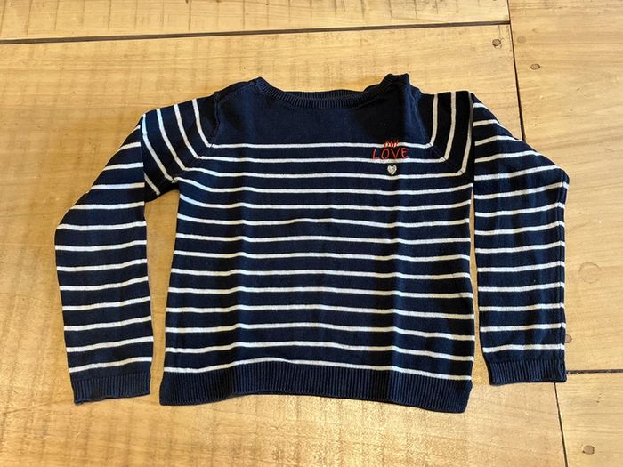 Pull marinière fin  bleu marine à rayures blanches de chez Kiabi en 6 ans