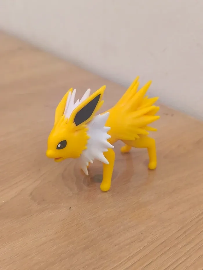 Figurine pokémon voltali