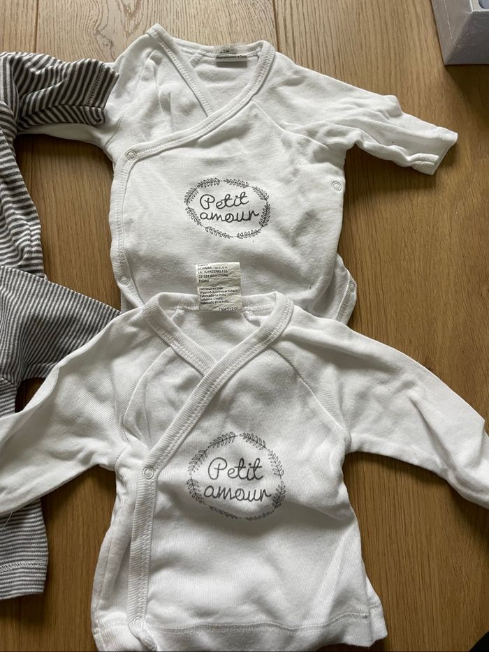 Lot 2 bodies et 2 t shirt - photo numéro 2