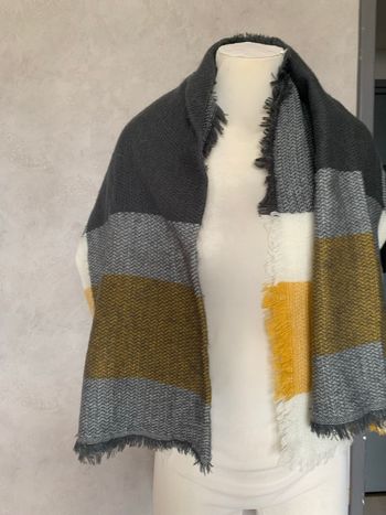 Écharpe jaune et grise