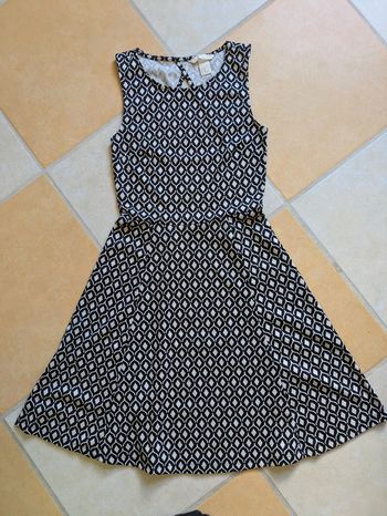 Robe élégante joli dos noir blanc 34 XS très bon état h&m