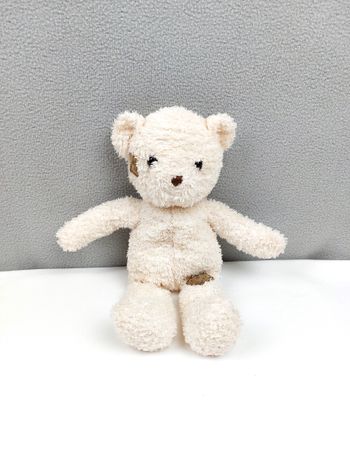 Peluche doudou ours éponge crème blanc rapiécé 30 cm billes fesses et pattes sos doudou - a10855 