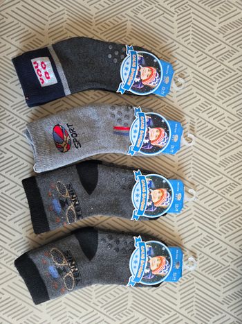 Lot 4 paires de chaussettes neuves antidérapante 21/24
