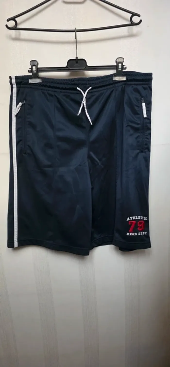 Short homme L  T4 - photo numéro 2