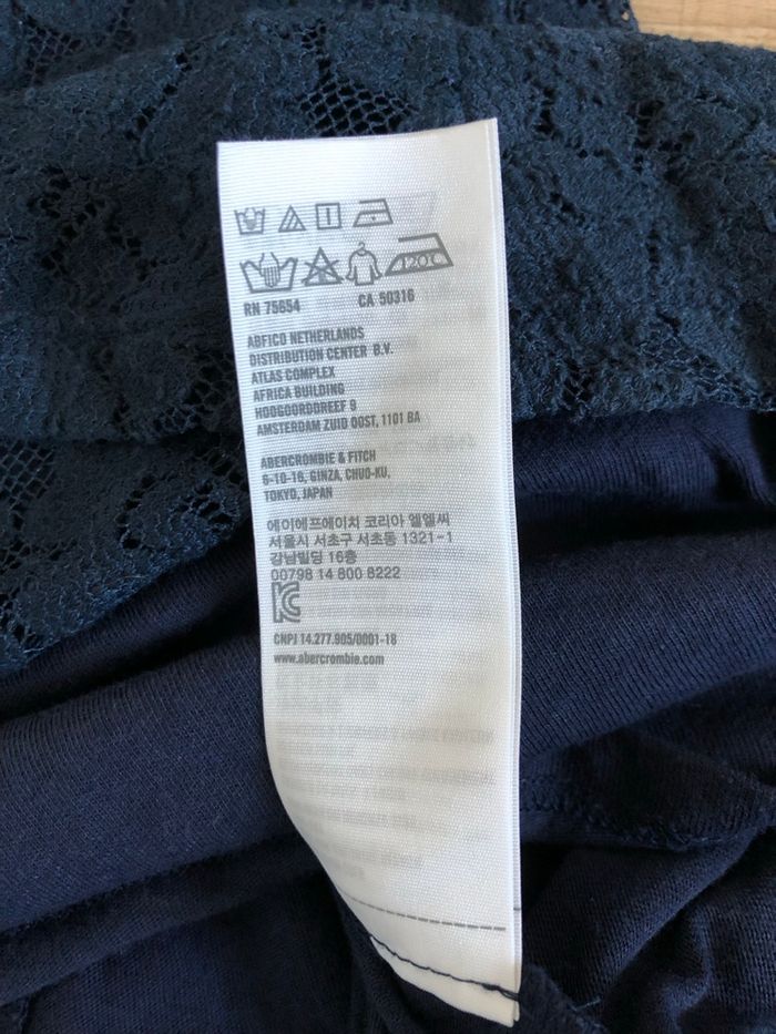 Robe bleue marine en dentelle Hollister taille S état satisfaisant - photo numéro 10