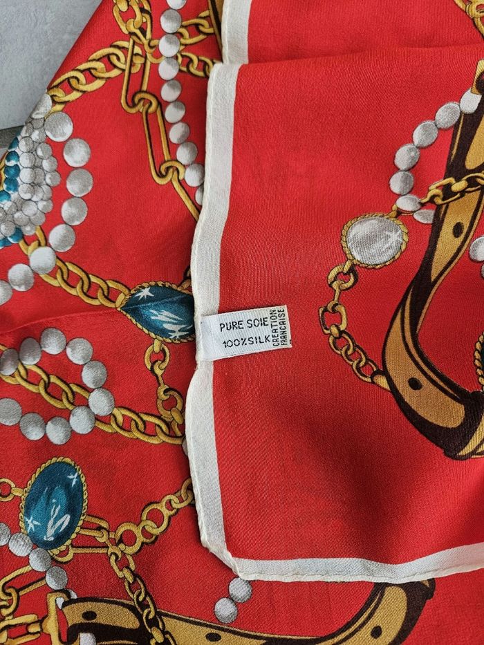 Carré Pierre Cardin rouge en soie 100% - photo numéro 3