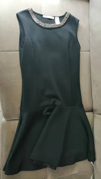 Robe noire taille basse col perle