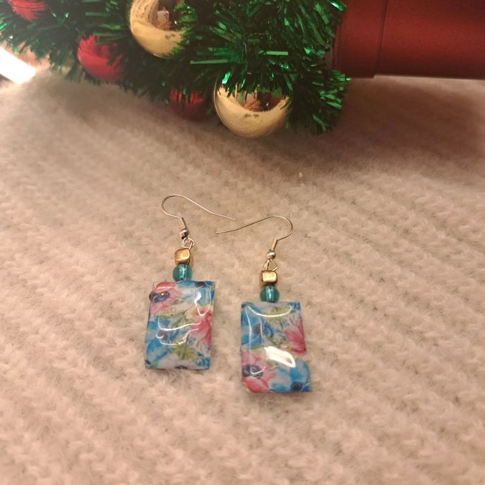 Boucles d'oreilles pendante florale bleu et rose