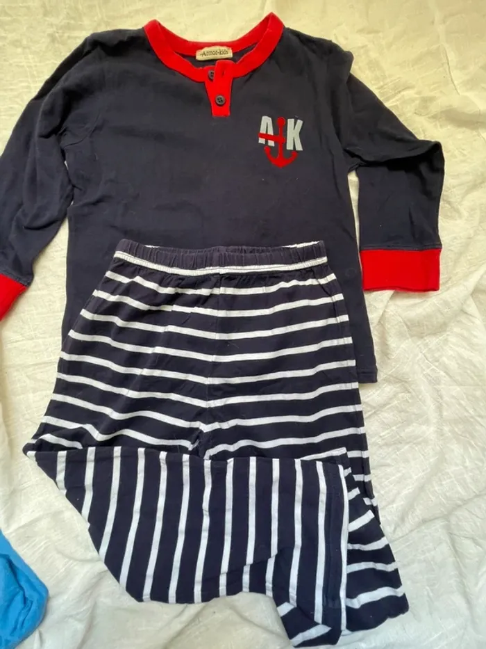 Lot vêtements garçon 4 ans – tee-shirts, pyjama + short Disney offert - photo numéro 2