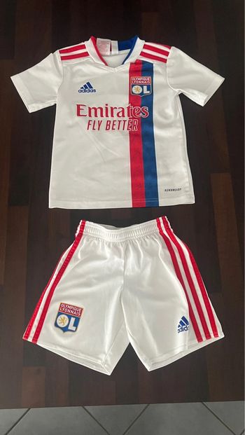 Tenue officielle OL olympique lyonnais  domicile saison  2021/22 en parfait état taille 4/5 ans