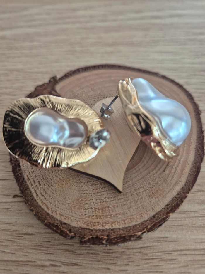Boucle d'oreilles blanche et doré - photo numéro 3