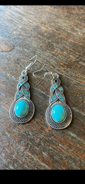 Magnifiques boucles d’oreilles argentées avec strass et turquoise