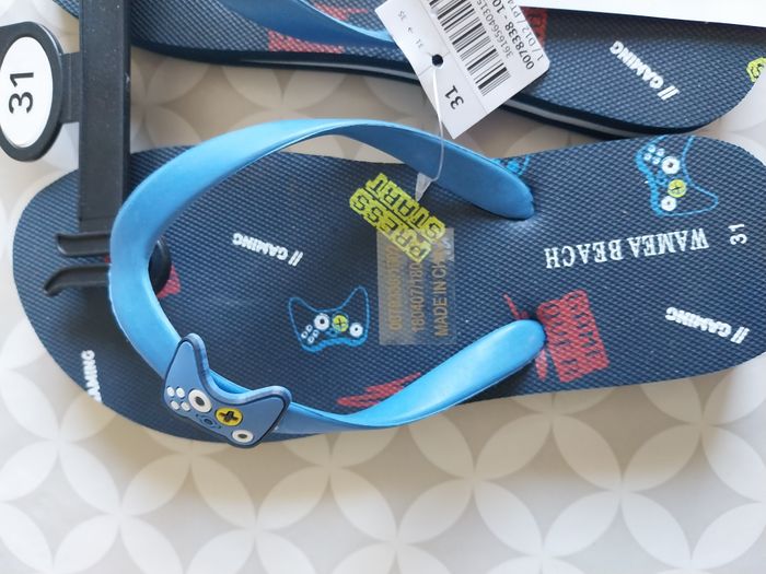 Paire de Tongs enfant, Taille 31, neuves - photo numéro 2