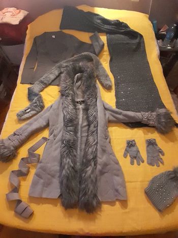 Gros lot Hiver Femme S Manteau + 2 écharpes + bonnet + pull assorti + gants