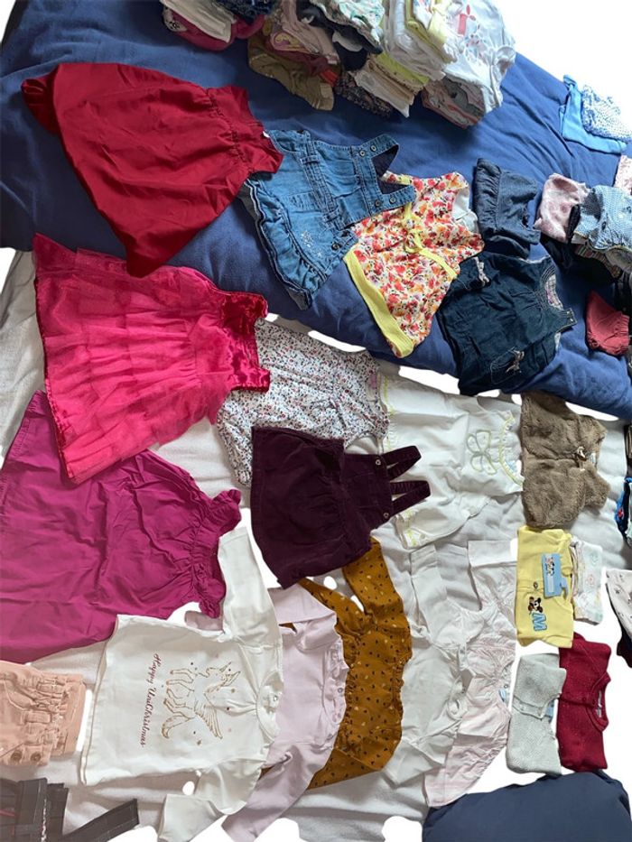 Lot trentaine de vêtements fille taille 6 mois - photo numéro 2