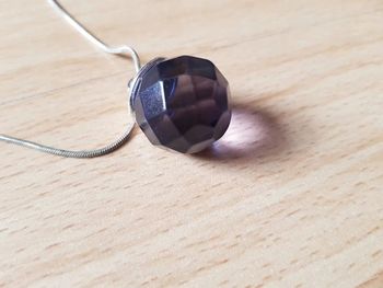 Collier avec pendentif violet