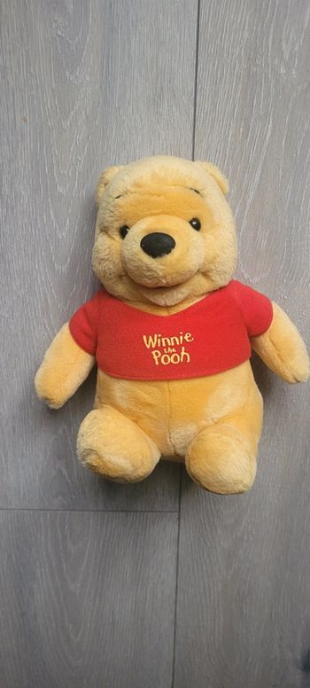 Peluche winnie l ourson.  Très beau et doux. 23 cms.