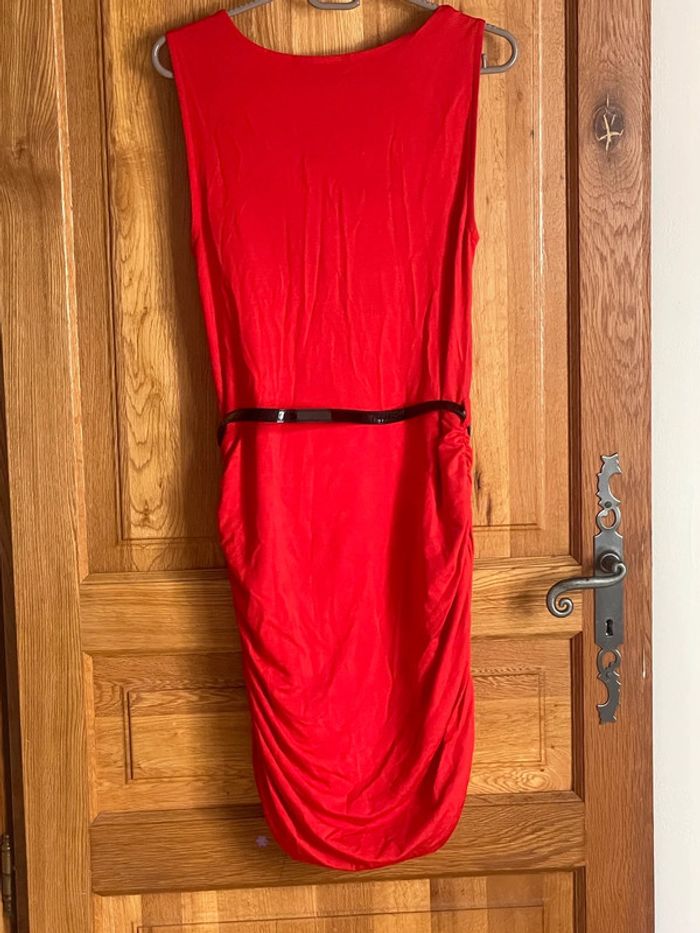 Robe rouge moulante - photo numéro 2