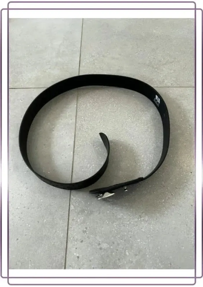 Ceinture noir BBA, bon état mais il y a quelques marques 130x5cm