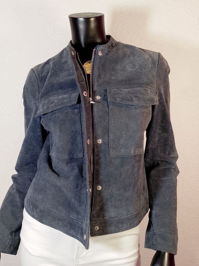 Etat NEUF - Veste zippée en cuir de porc marine/gris Mango - photo numéro 2