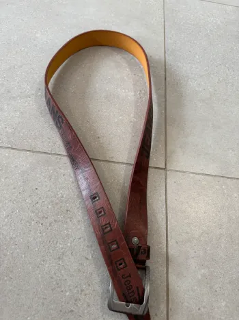 Ceinture marron il y a quelques défauts à l'intérieur, 120cm