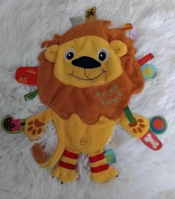 Doudou lion plat avec étiquettes autour -label