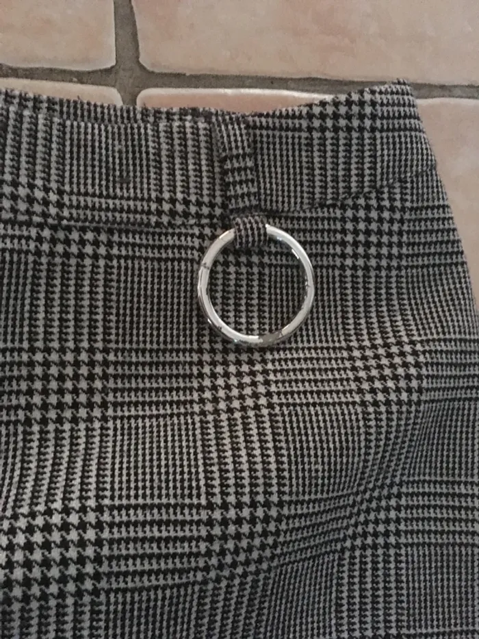 Magnifique jupe de chez Primark taille 38 en pied de poule en excellent état - photo numéro 2