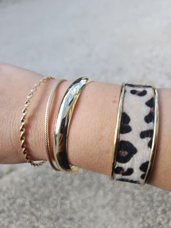 Lot bracelets dorés et 1 imprimé léopard tendance