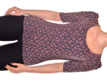 joli tshirt ajusté manches 2/4 col rond épaules bouffantes violet motif floral rose taille S