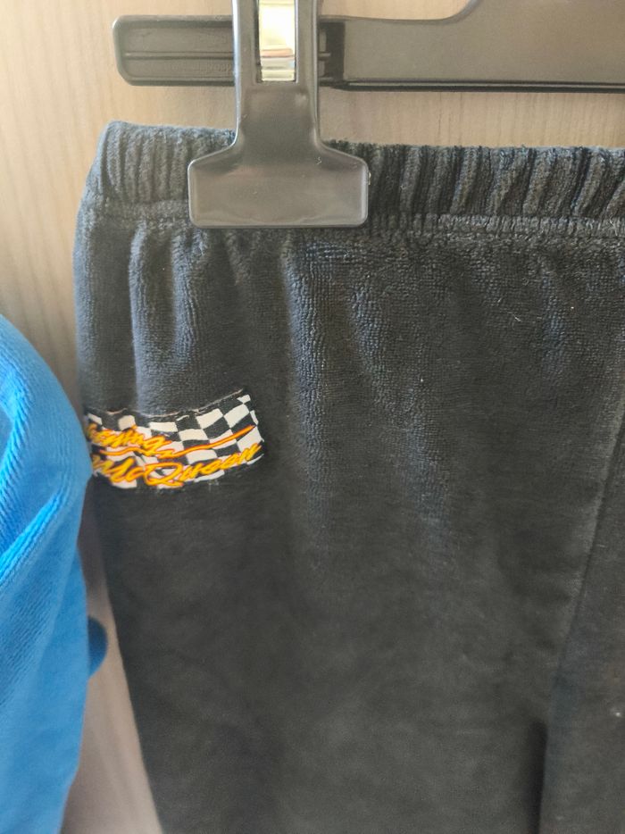 Pyjamas deux piècesCars Pyjamas deux pièces
🏁 Ensemble pyjama / tenue détente Cars – 4/5 ans 🏁 - photo numéro 3