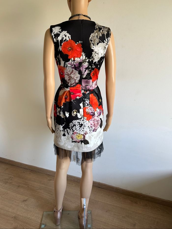 Robe fleurie sans manches Rinascimento taille M TBE - photo numéro 6