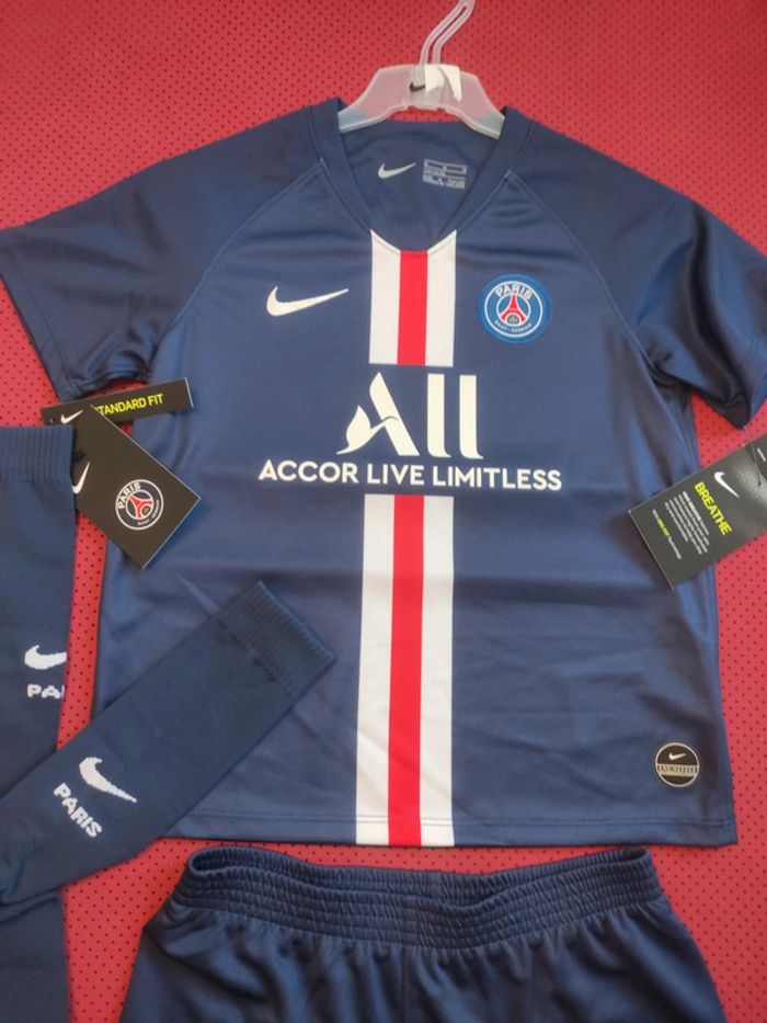 Tenue de foot PSG, Nike Authentique Officiel taille enfant 5/6 ans, Neuf - photo numéro 2
