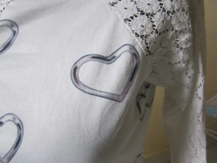 Tee shirt manches longues avec dentelles et des coeurs / Taille 38 - photo numéro 3